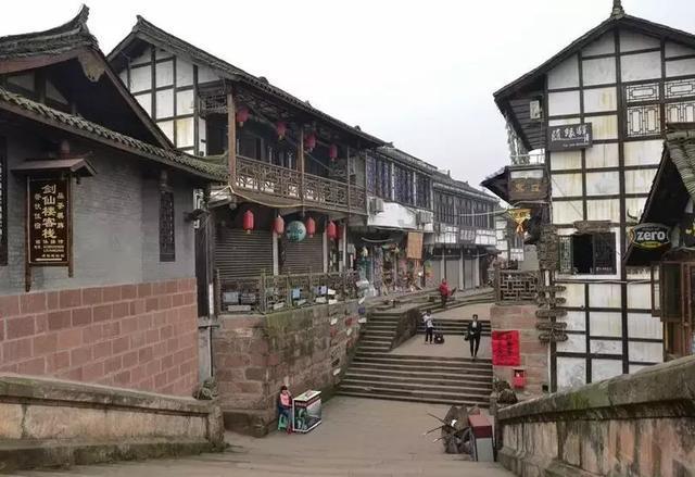 没白给你喂饼！哈登倒地，赵四走过来，随后伸出手：登哥，我拉你起来